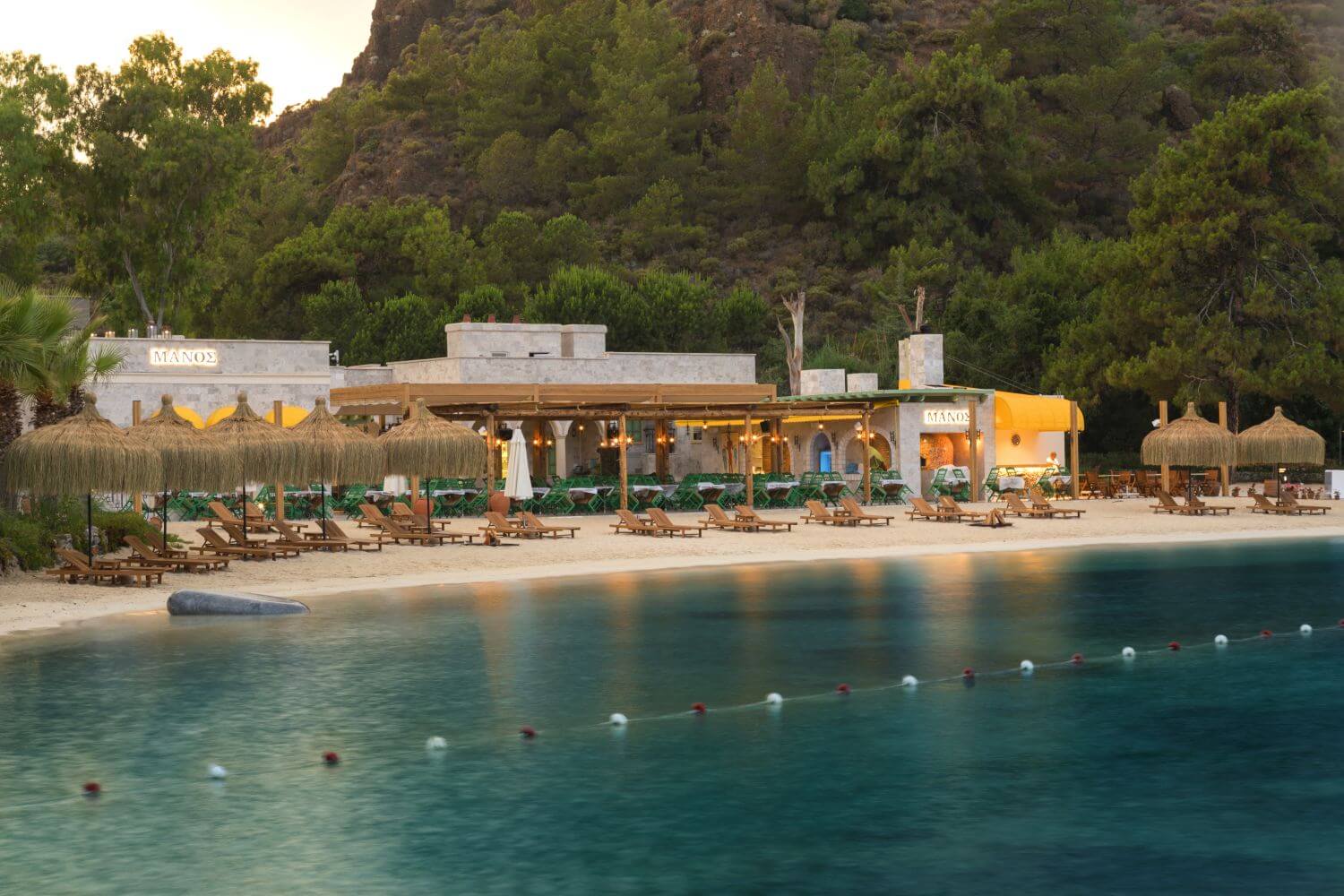 Strand mit Schwimmerbereich und Beachbar.