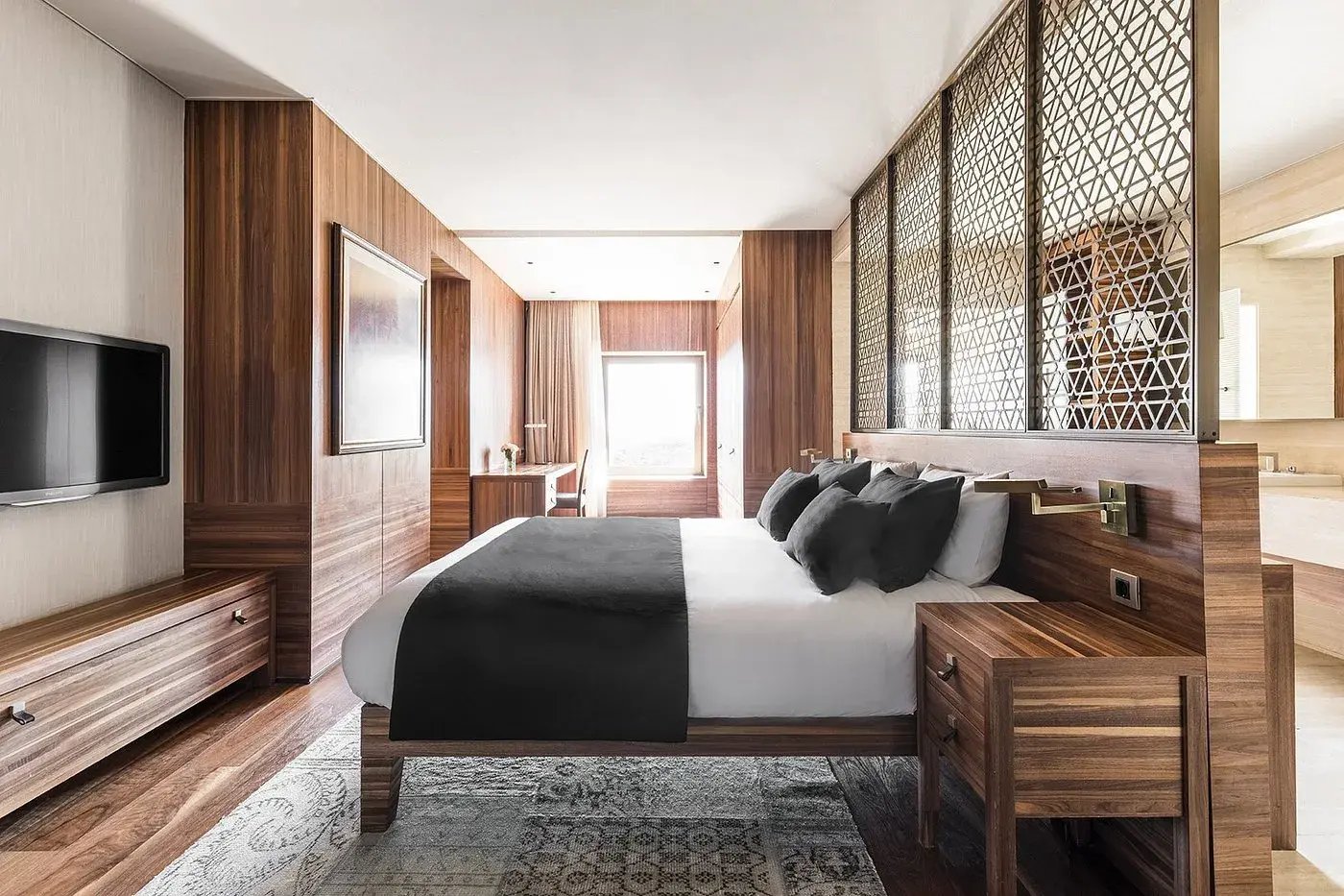 Hotelzimmer in edlen Brauntönen gehalten.
