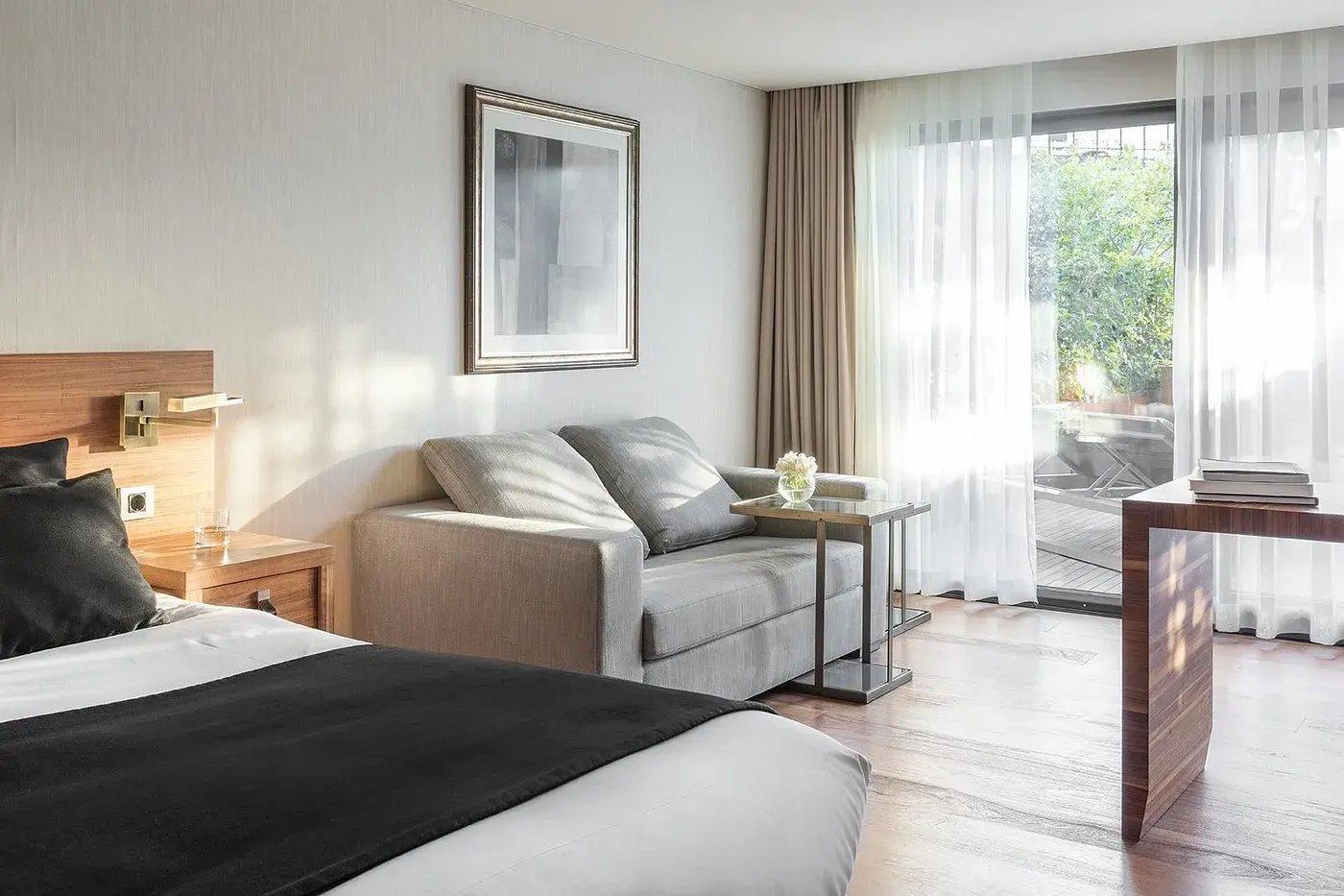 Elegante Suite mit Bett und Sofa.