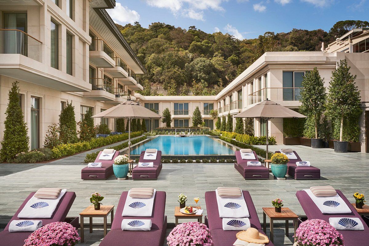 mandarin-oriental-bosphorus-istanbul-familienluxusreisen-thefamilyproject-pool