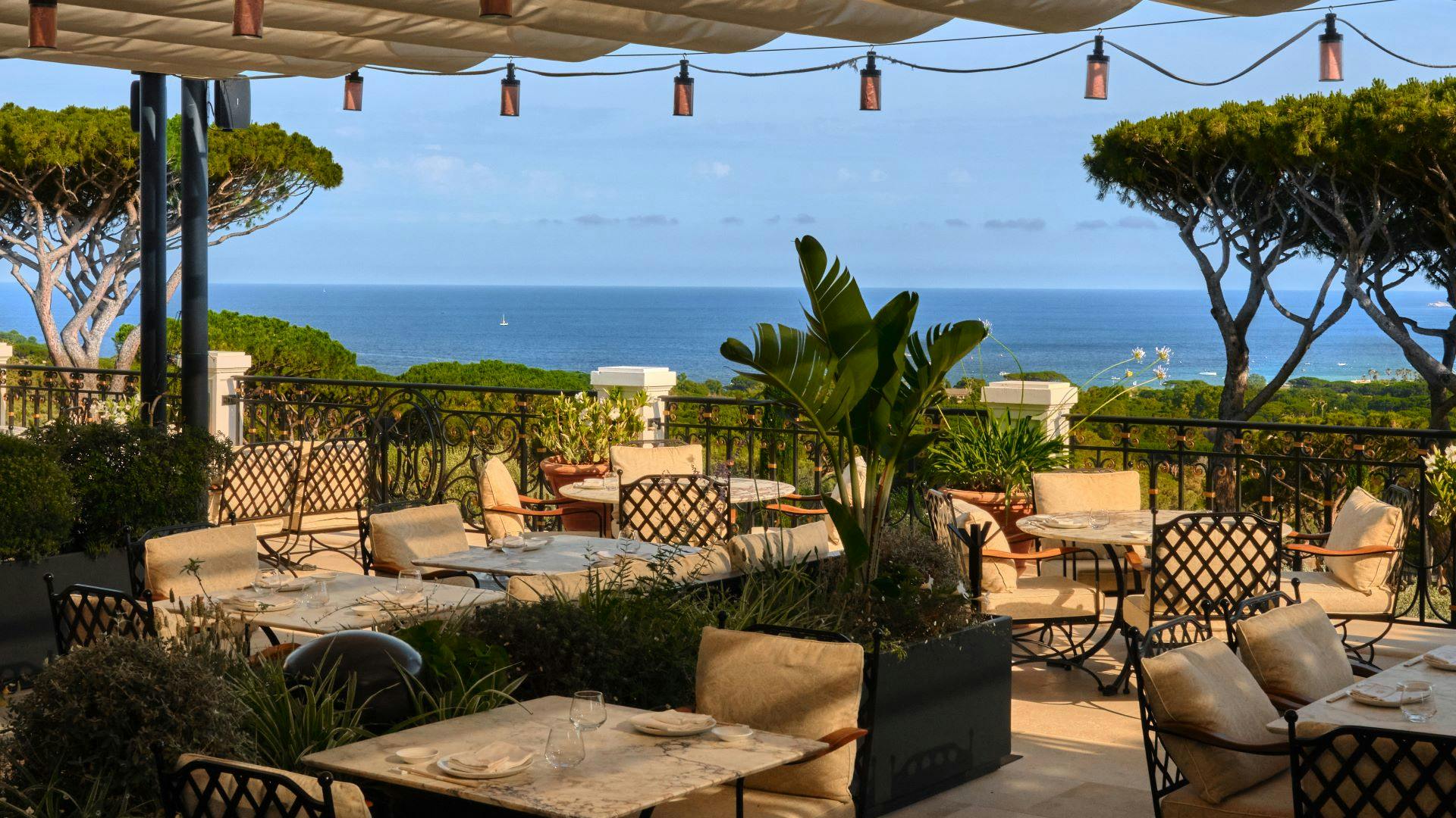 airelles-chateau-de-la-messardiere-saint-tropez-familienluxusreisen-terrasse