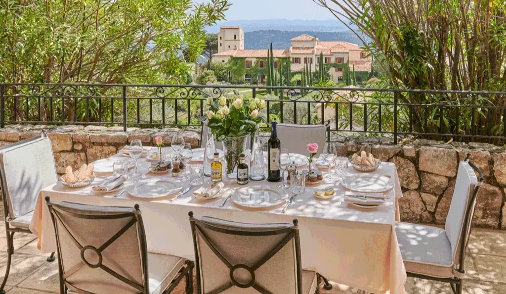 chateau-st-martin-vence-familienluxusreisen-gedeckter-tisch-1