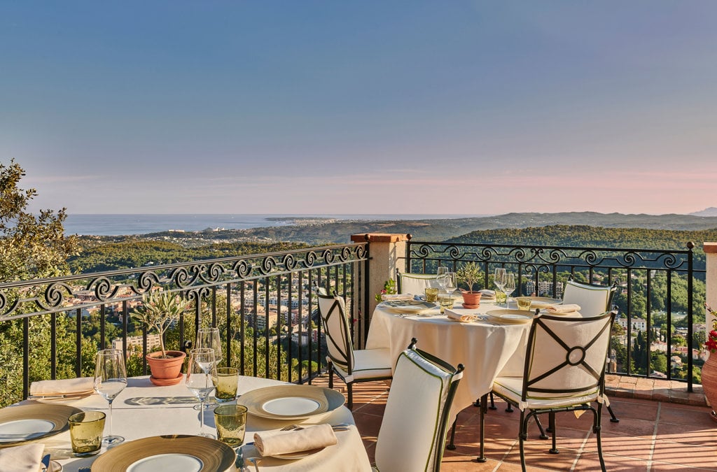 chateau-st-martin-vence-familienluxusreisen-terrasse-infinity