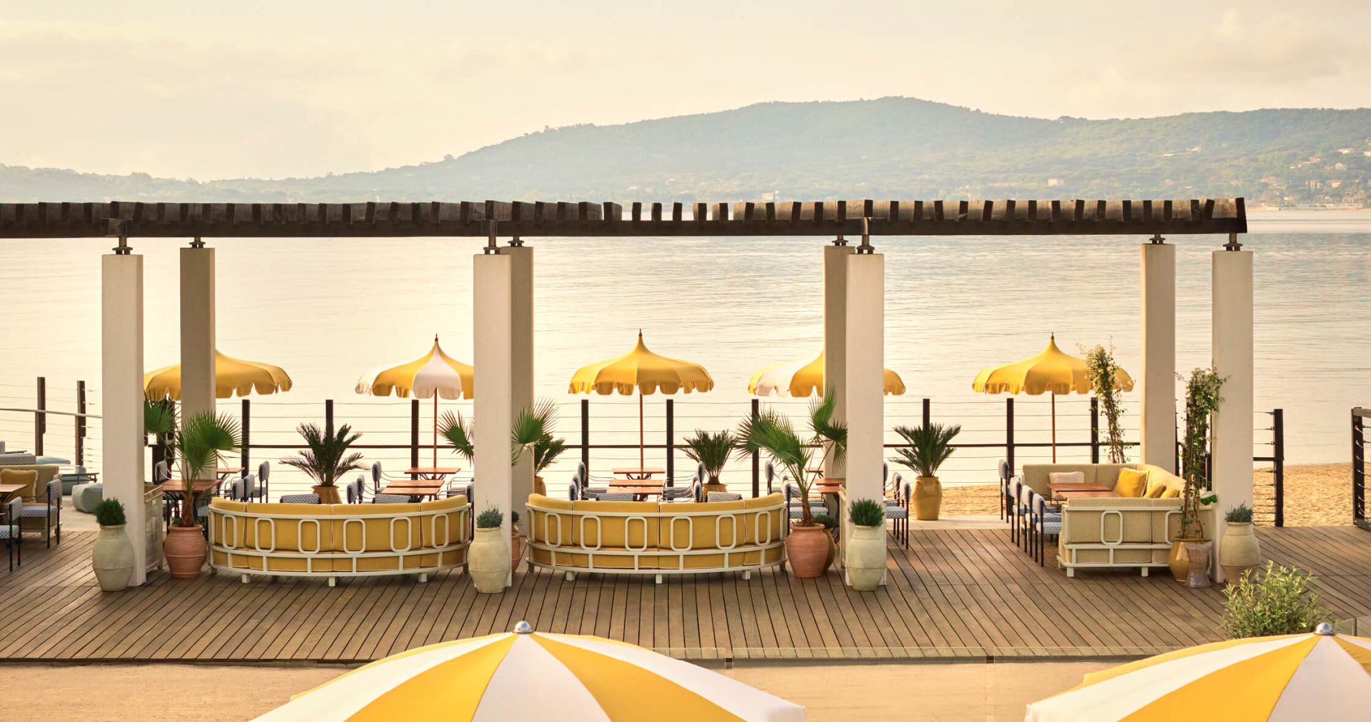 como-le-beauvallon-frankreich-familienluxusreisen-thefamilyproject-beach-restaurant