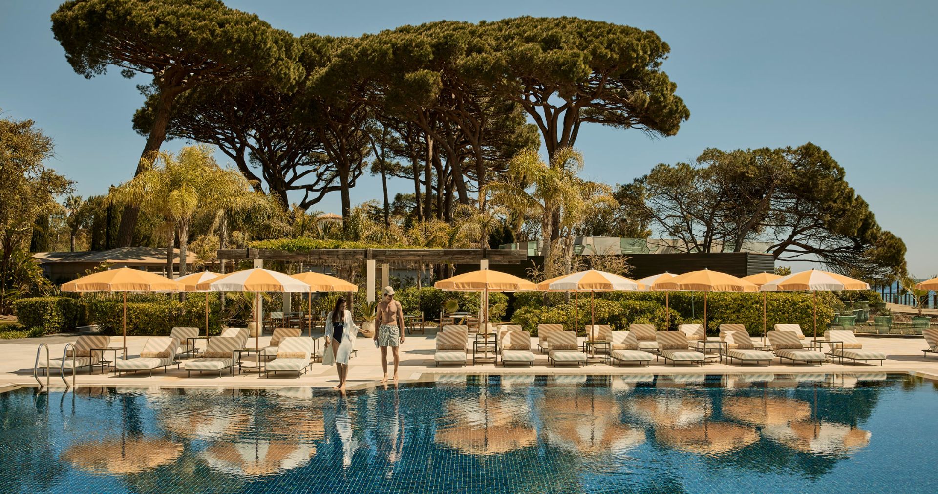 como-le-beauvallon-frankreich-familienluxusreisen-thefamilyproject-pool-lounge
