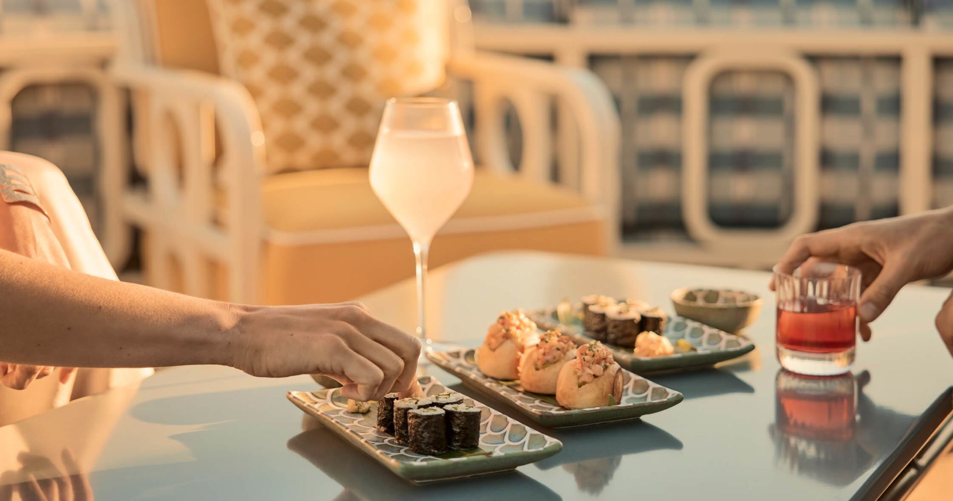 como-le-beauvallon-frankreich-familienluxusreisen-thefamilyproject-rooftop-dining