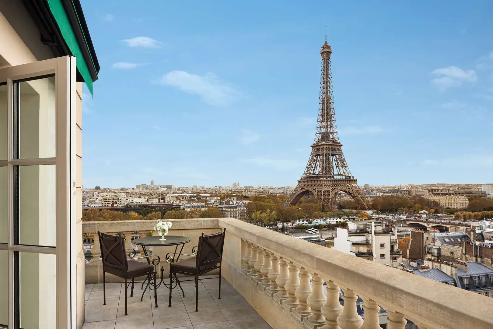 Von einer Terrasse sieht man auf den Eiffelturm von Paris.
