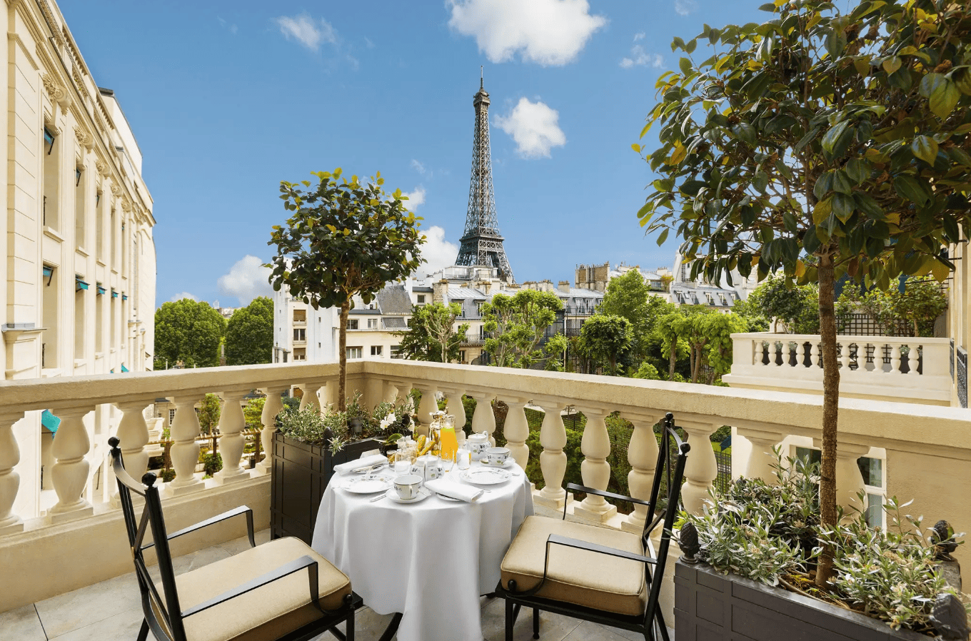 shangri-la-paris-frankreich-familienluxusreisen-terrasse-ausblick-frühstück