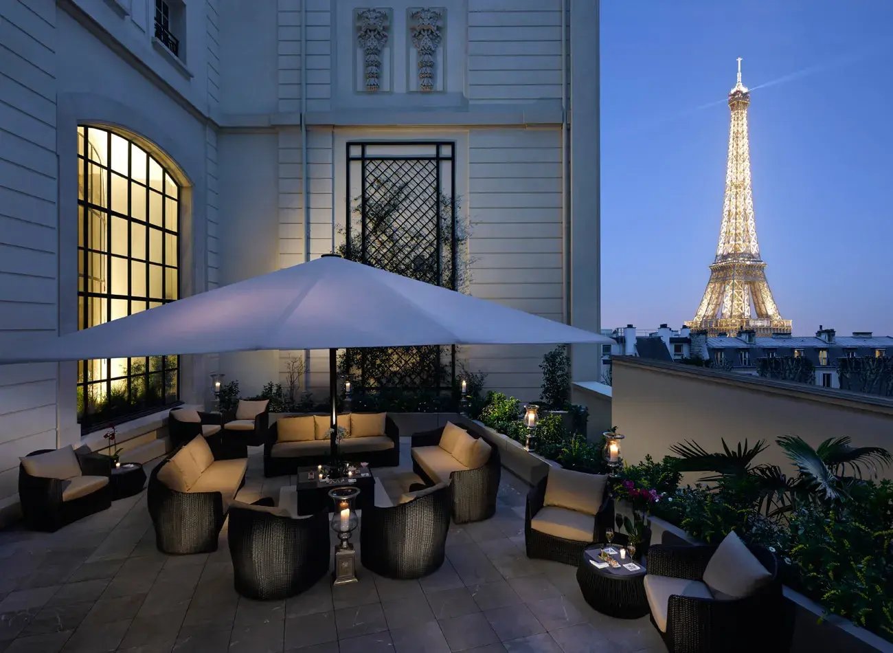 shangri-la-paris-frankreich-terrasse-erstklassig-familiengeeignet-luxurios-eiffelturm