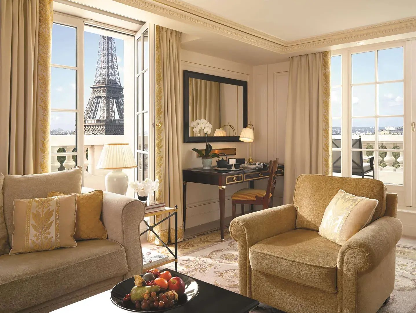 shangri-la-paris-frankreich-wohnbereich-exklusiver-ausblick-familienfreundlich