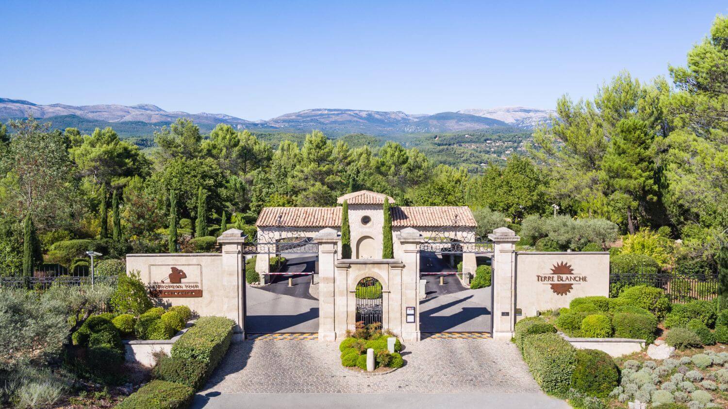 terre-blanche-frankreich-familienluxusreisen-entrence