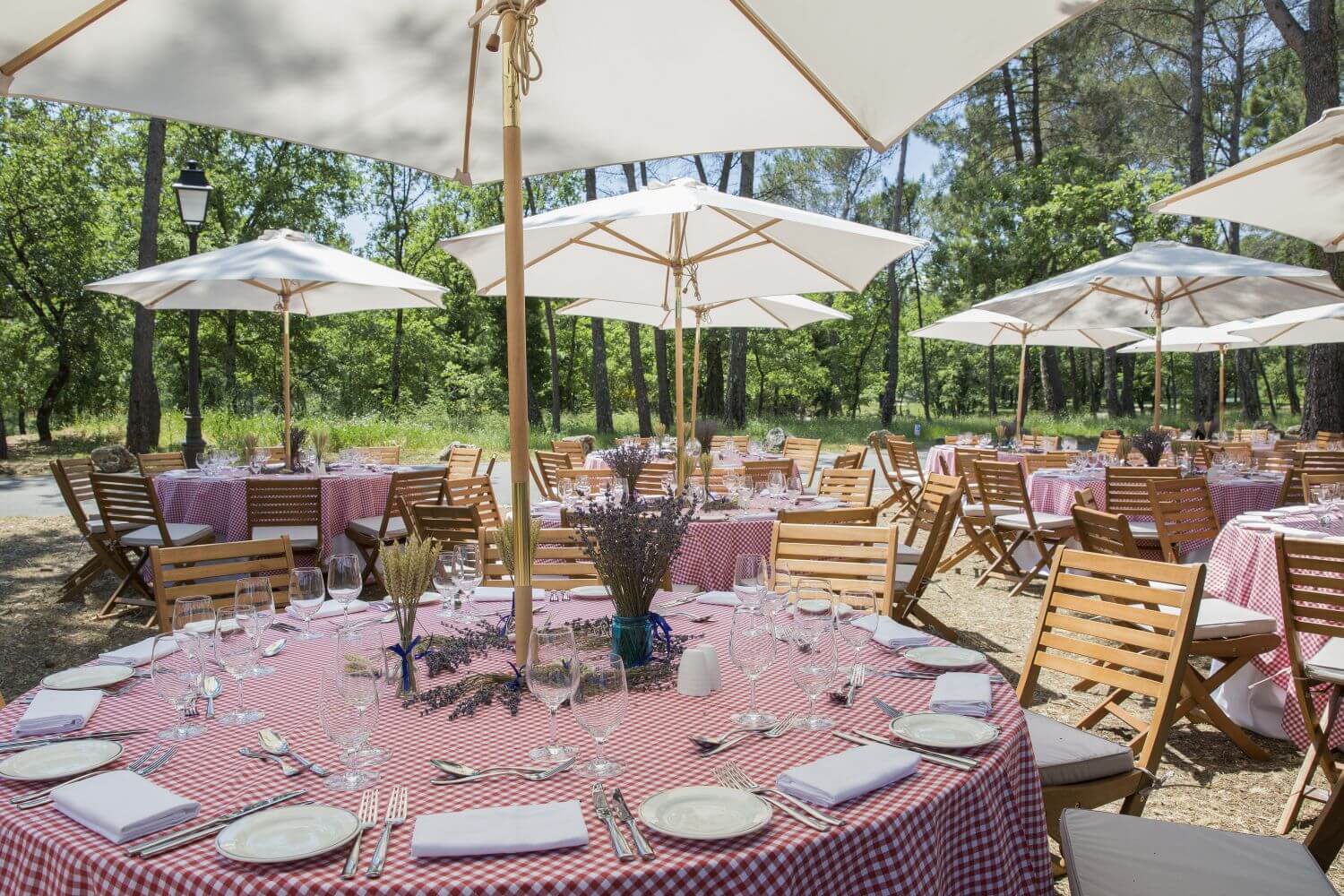 terre-blanche-frankreich-familienluxusreisen-garten-restaurant