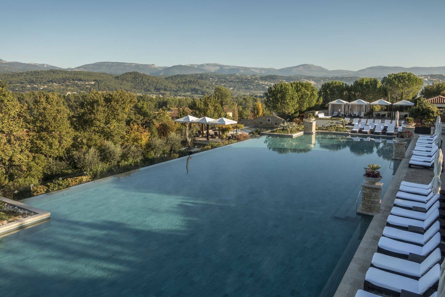 terre-blanche-frankreich-familienluxusreisen-infinity-pool