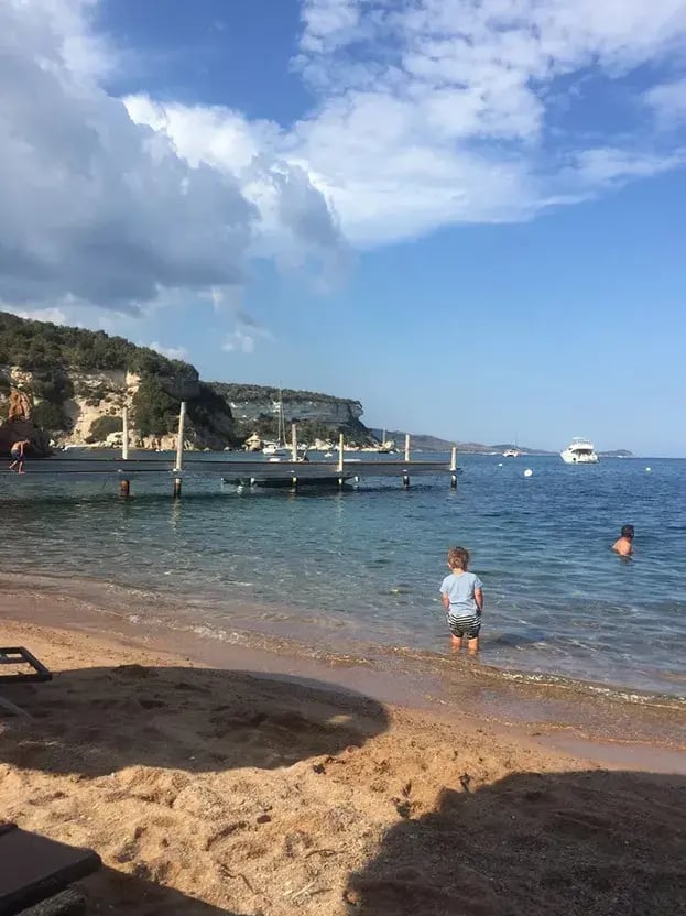 hotel u capu biancu korsika frankreich schlafzimmer privatbilder meer kind fusse im wasser
