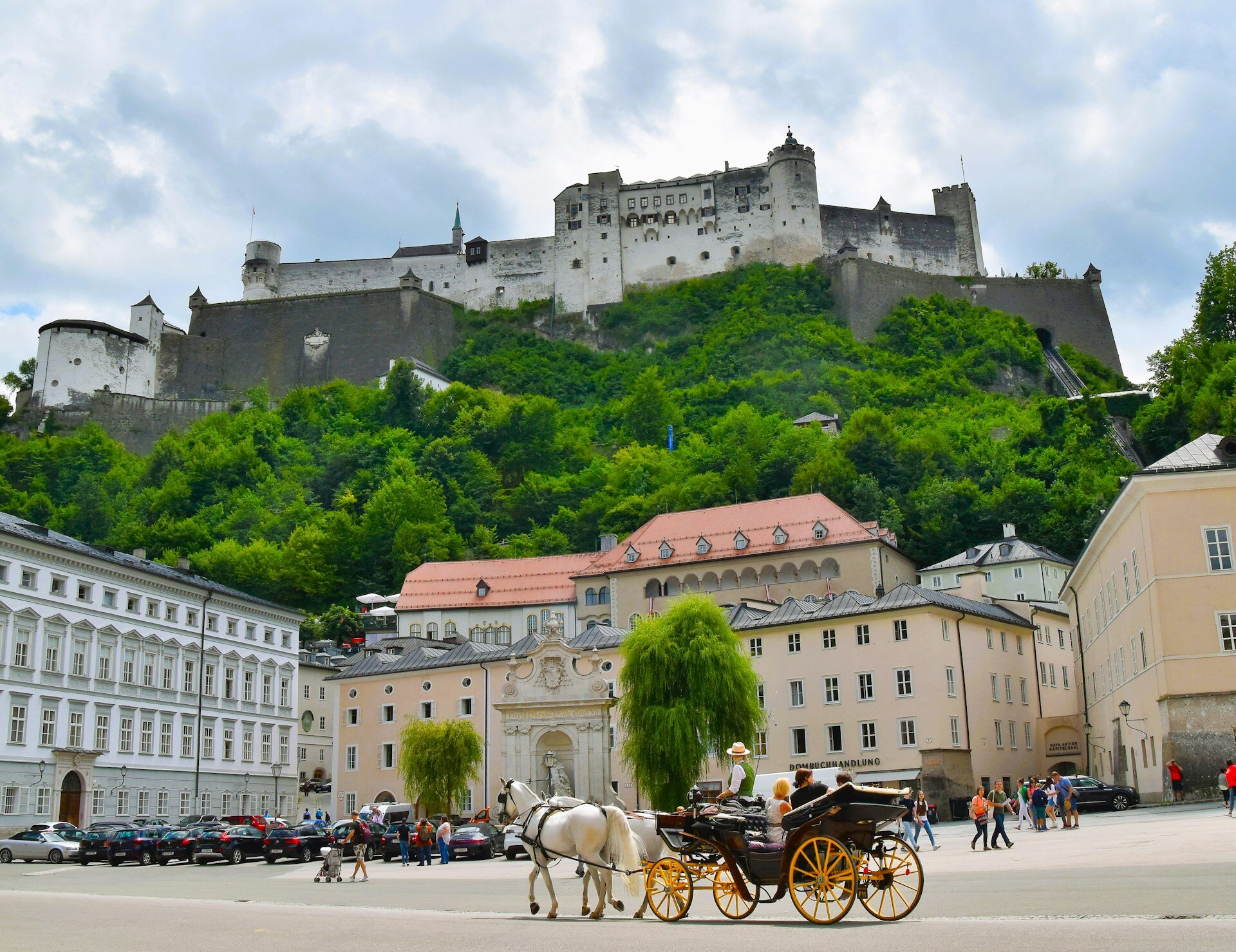 Altstadt von Salzburg mit Blick auf die Burg und Pferdekutsche