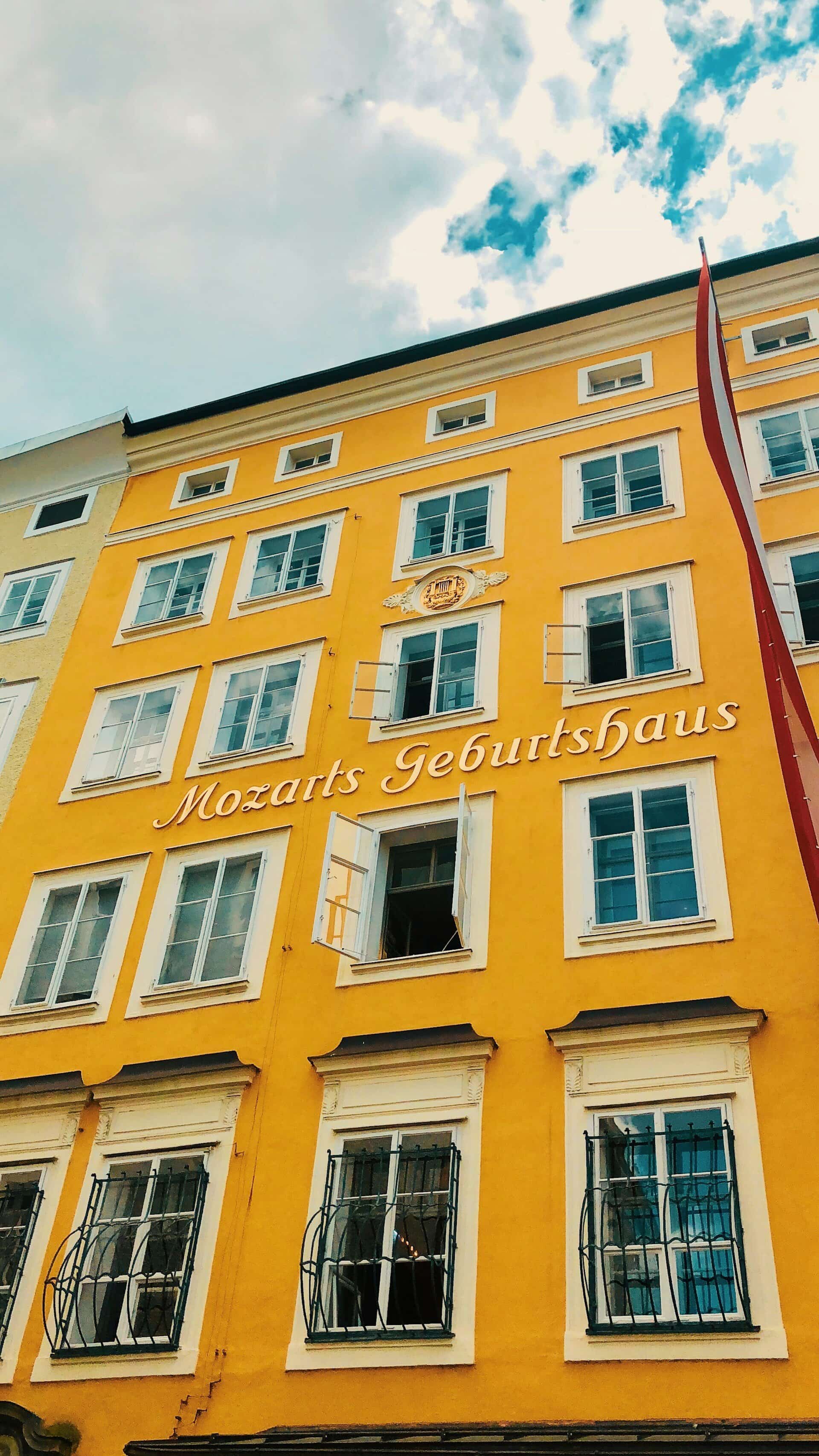 gelbes haus Salzburg Mozarts Geburtshaus