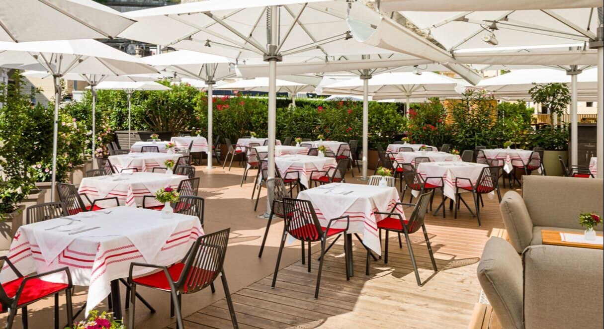 Goldener Hirsch Terrasse gedeckte Tische