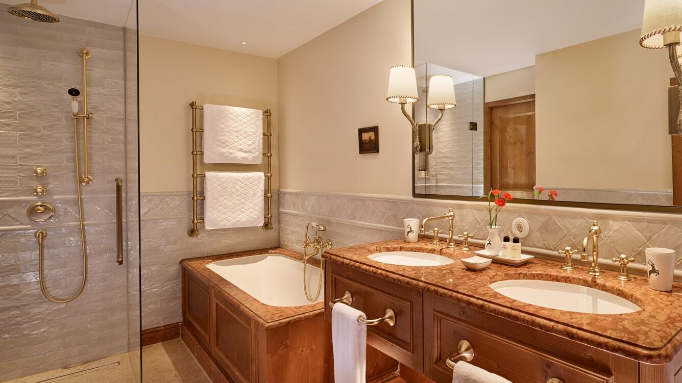 Goldener Hirsch Badezimmer mit Badwanne und Dusche