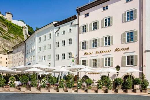 Goldener Hirsch Vorderansicht des Hotels bei Sonnenschein