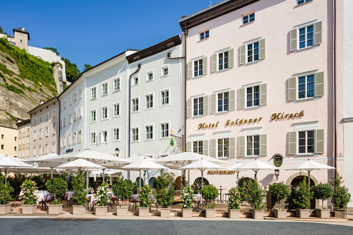 Goldener Hirsch Vorderansicht des Hotels bei Sonnenschein