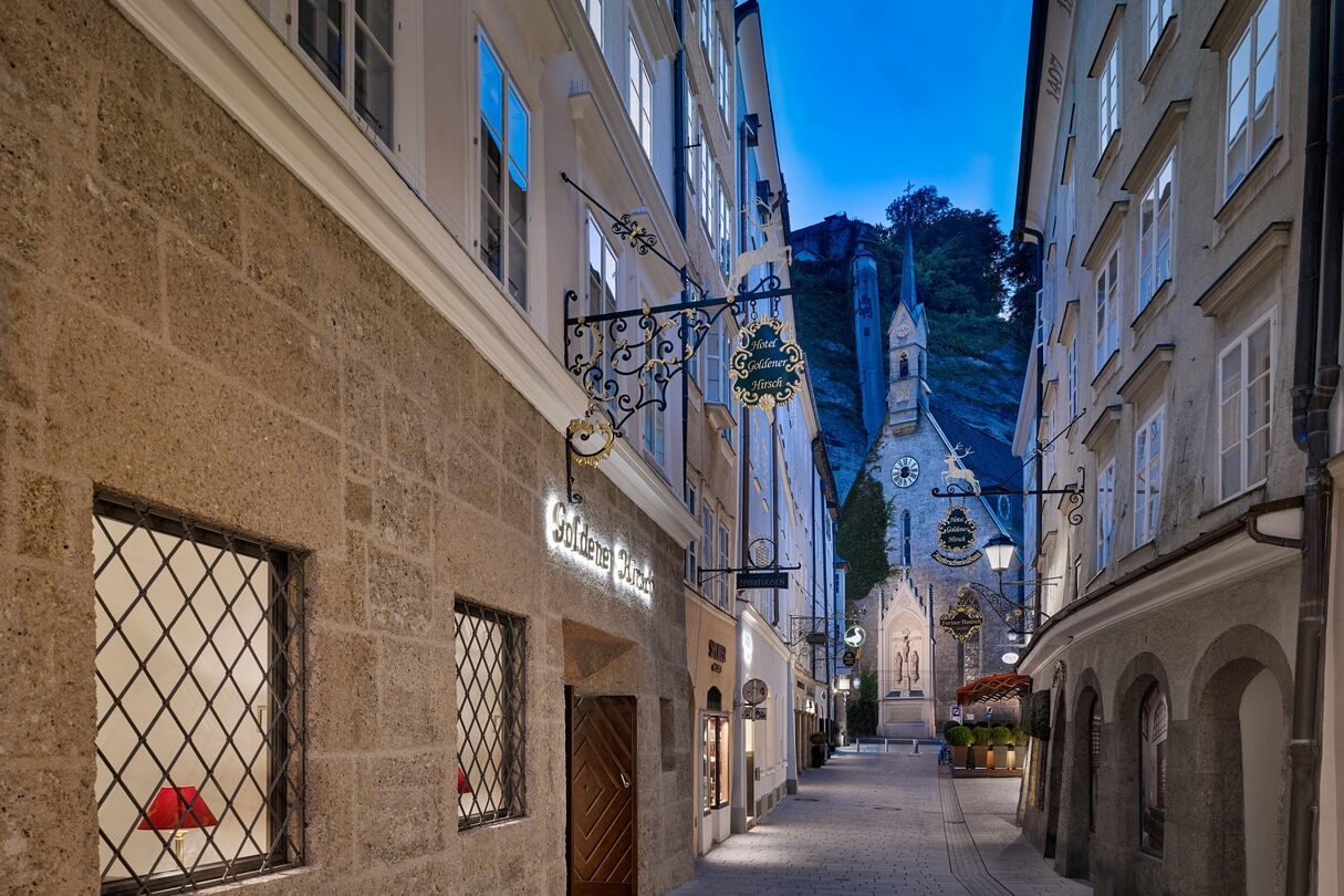 Goldener Hirsch Hotel Gasse bei Abenddämmerung