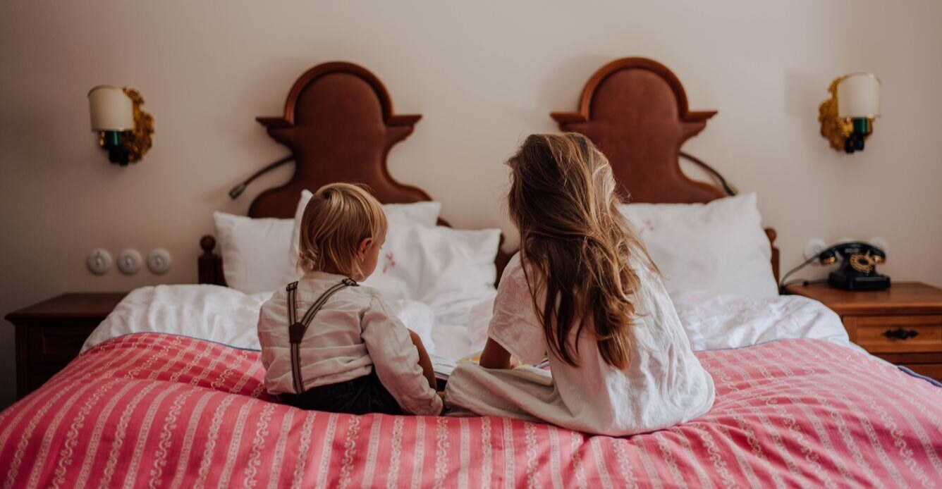 goldener-hirsch-salzburg-familienluxusreisen-kinder-bett-1-1