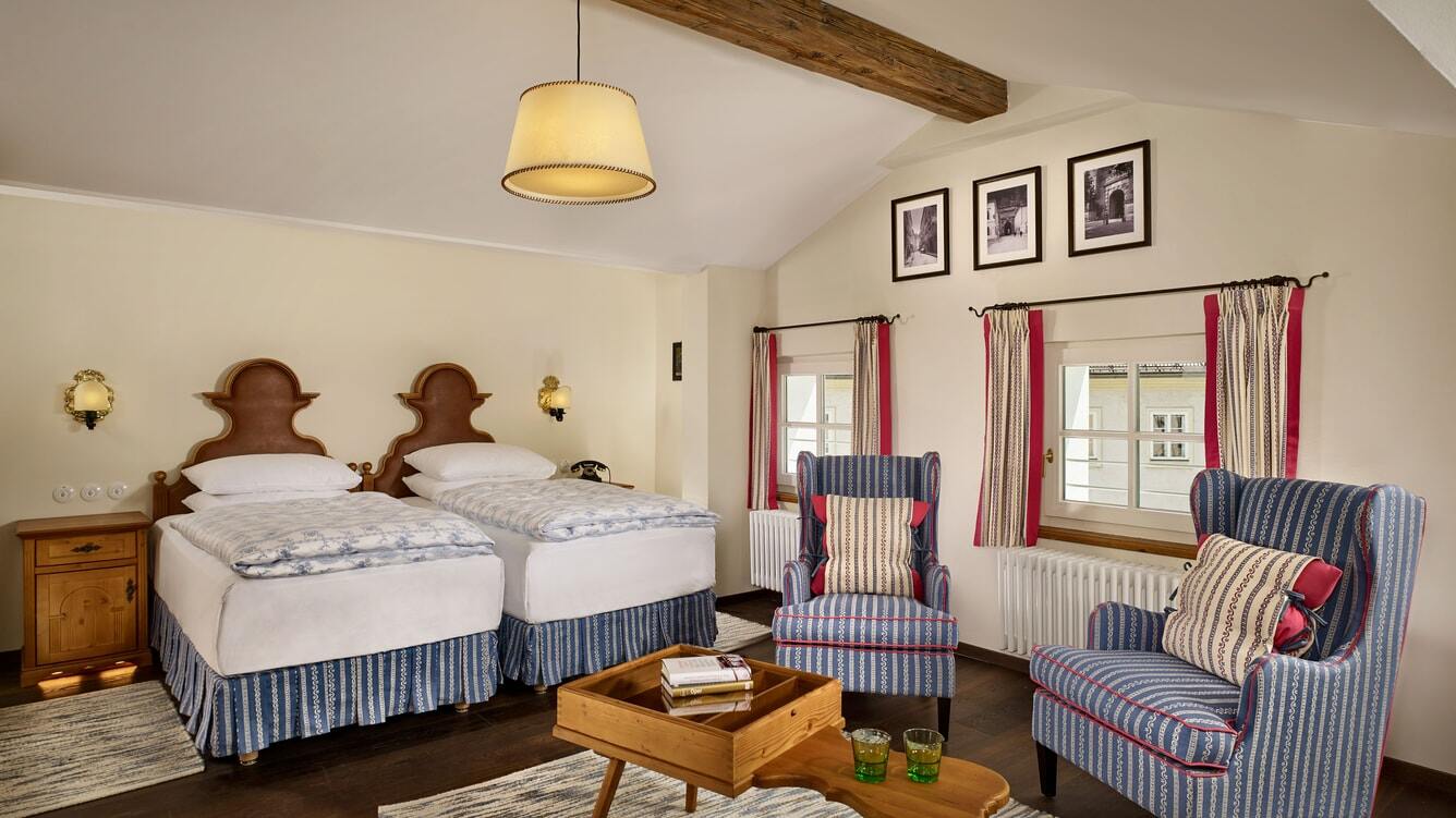 Goldener Hirsch Schlafzimmer mit Sitzgelegenheiten im rustikalen Stil, hellblau