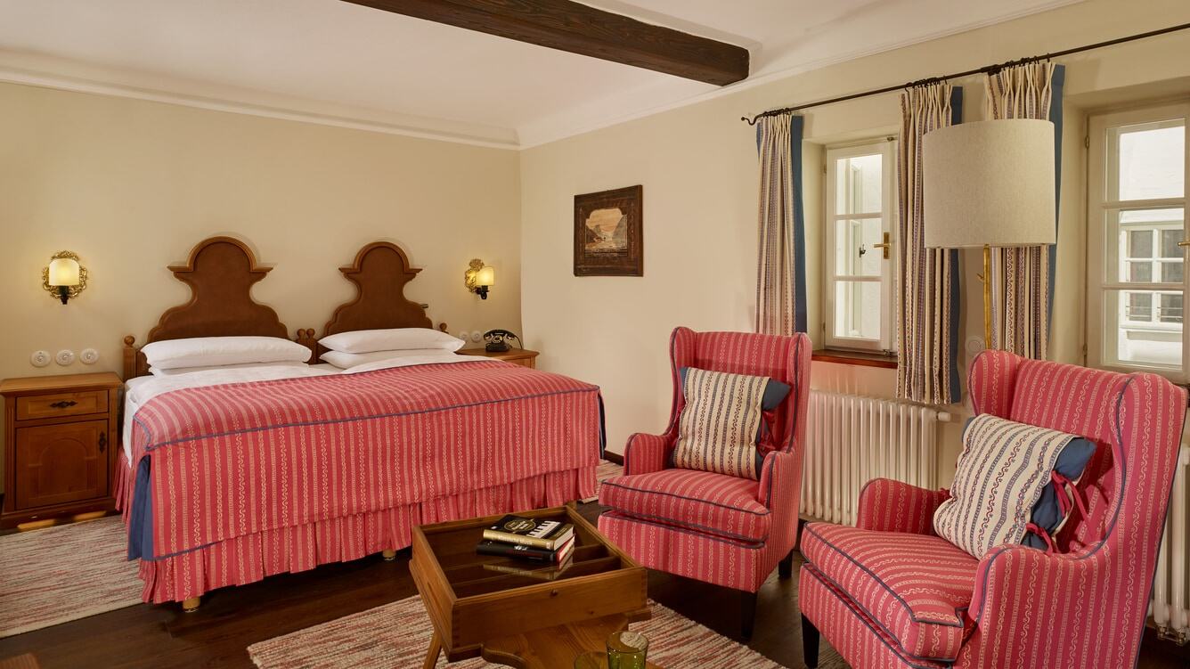 goldener-hirsch-salzburg-familienluxusreisen-schlafzimmer