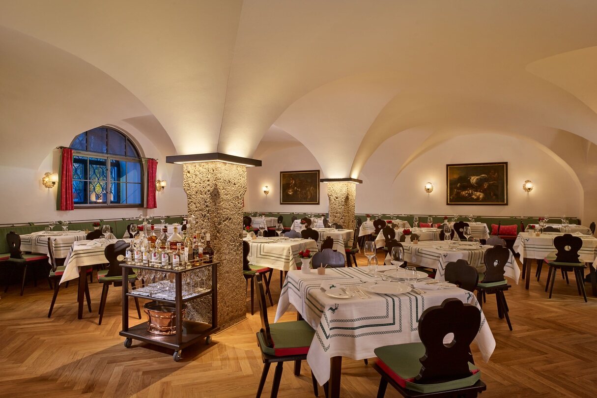 Goldener Hirsch Restaurant, eingedeckte Tische