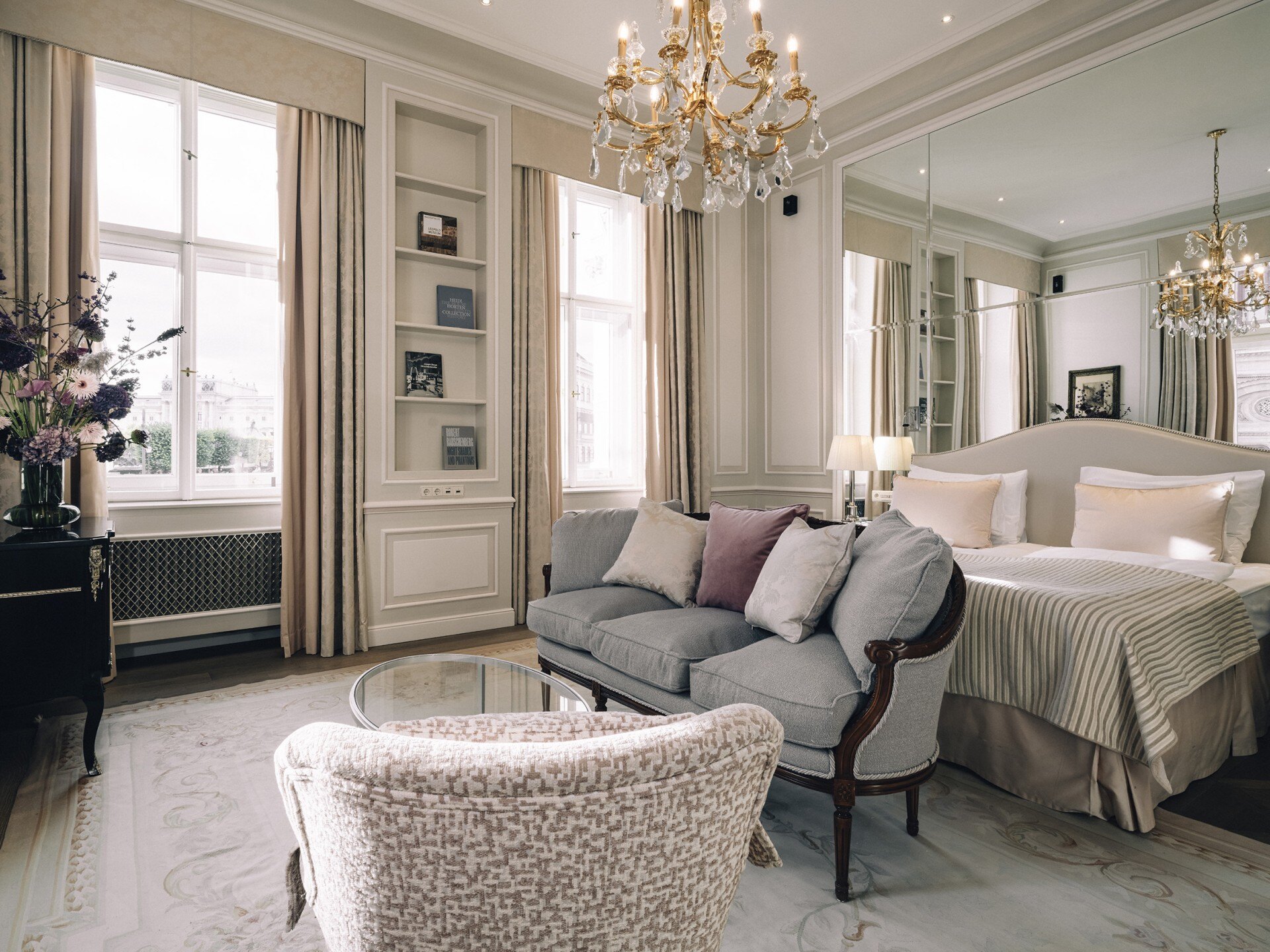 Sacher-Wien-Familienluxusreisen-Schlafzimmer-Couch