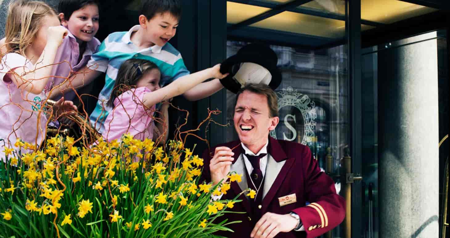 Sacher-Wien Kinder ärgern den Concierge vor dem Eingang