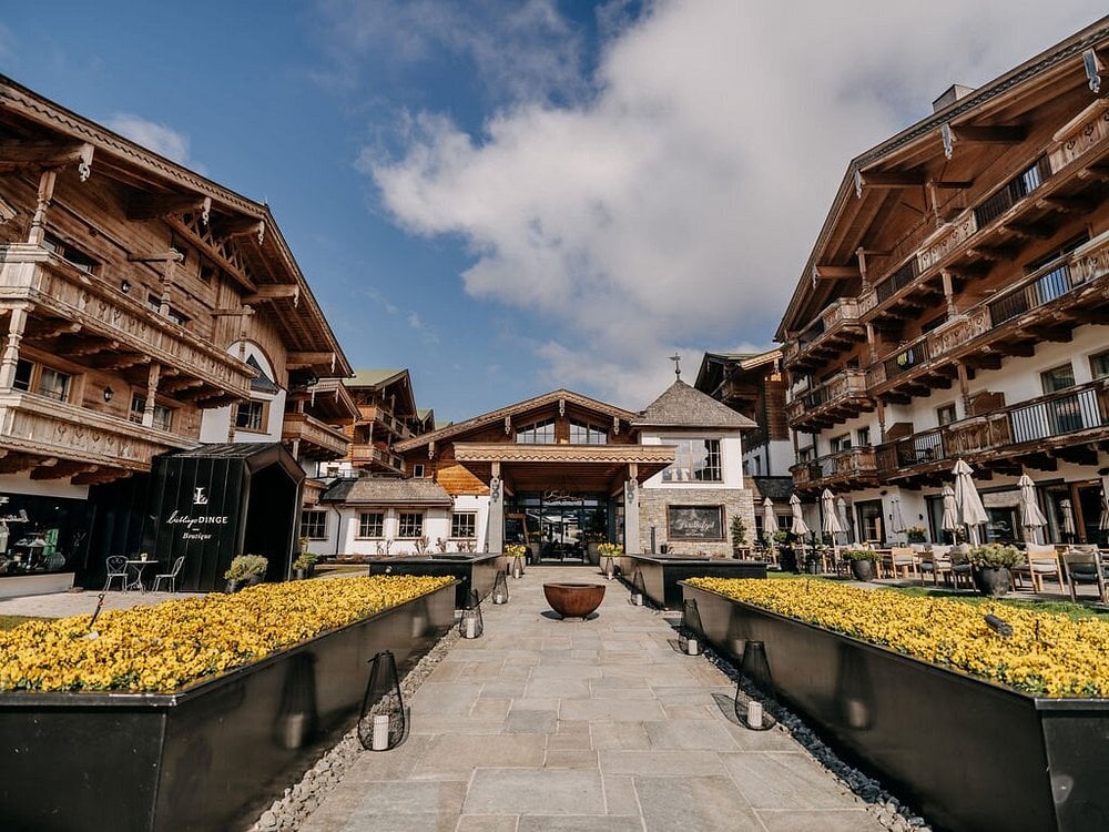 naturhotel-forsthofgut-leogang-oesterreich-familienluxusreisen-thefamilyproject-innenhof
