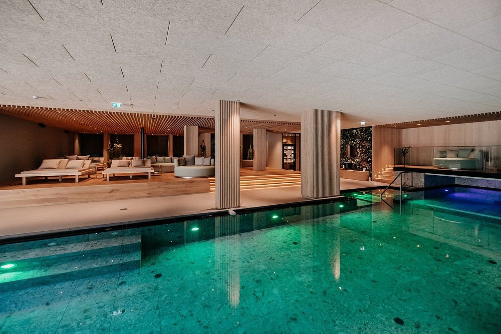 naturhotel-forsthofgut-leogang-oesterreich-familienluxusreisen-thefamilyproject-innenpool
