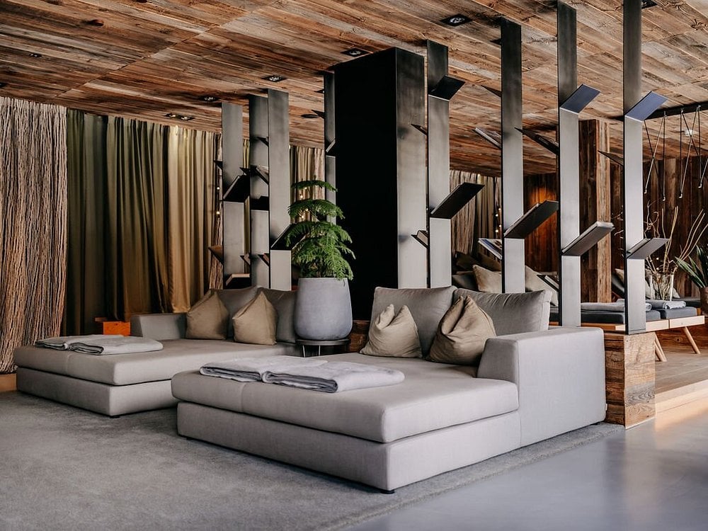 naturhotel-forsthofgut-leogang-oesterreich-familienluxusreisen-thefamilyproject-lounge