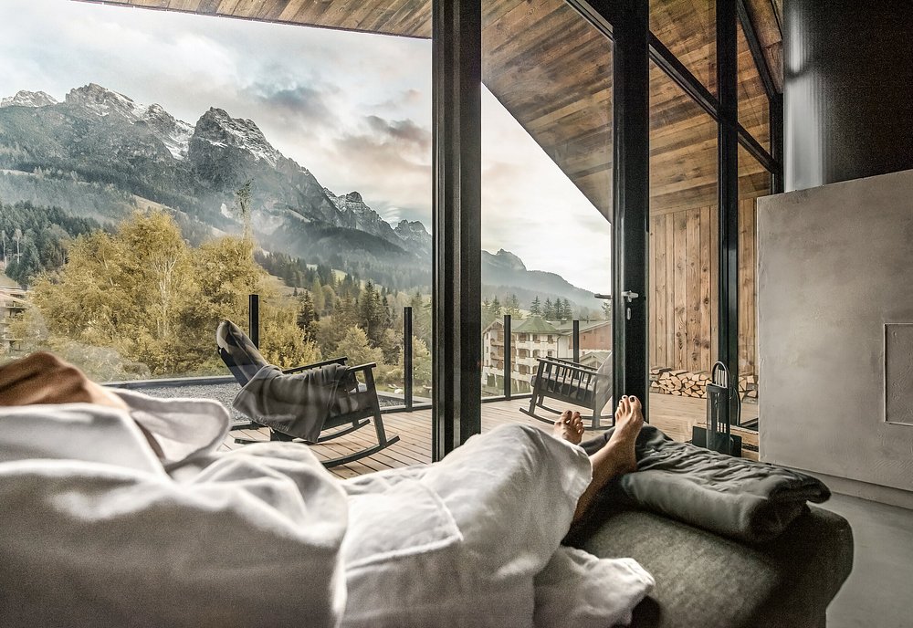 naturhotel-forsthofgut-leogang-oesterreich-familienluxusreisen-thefamilyproject-lounges