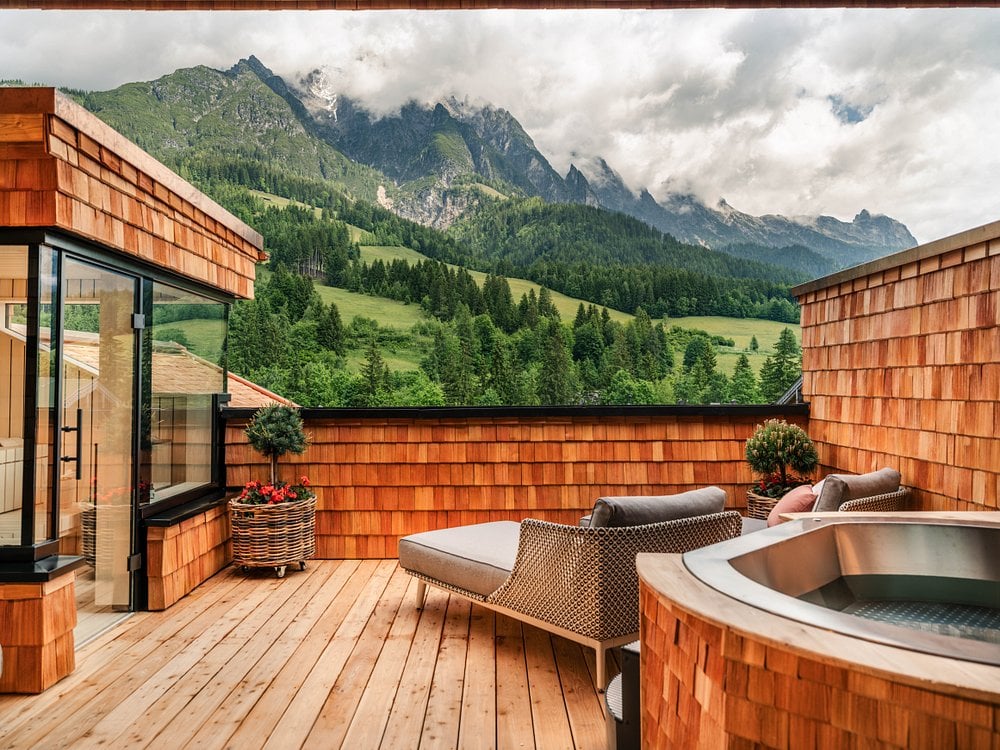naturhotel-forsthofgut-leogang-oesterreich-familienluxusreisen-thefamilyproject-terrasse