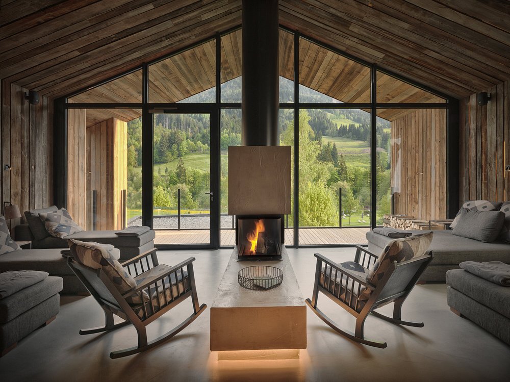 naturhotel-forsthofgut-leogang-oesterreich-familienluxusreisen-thefamilyproject-wohnzimmer