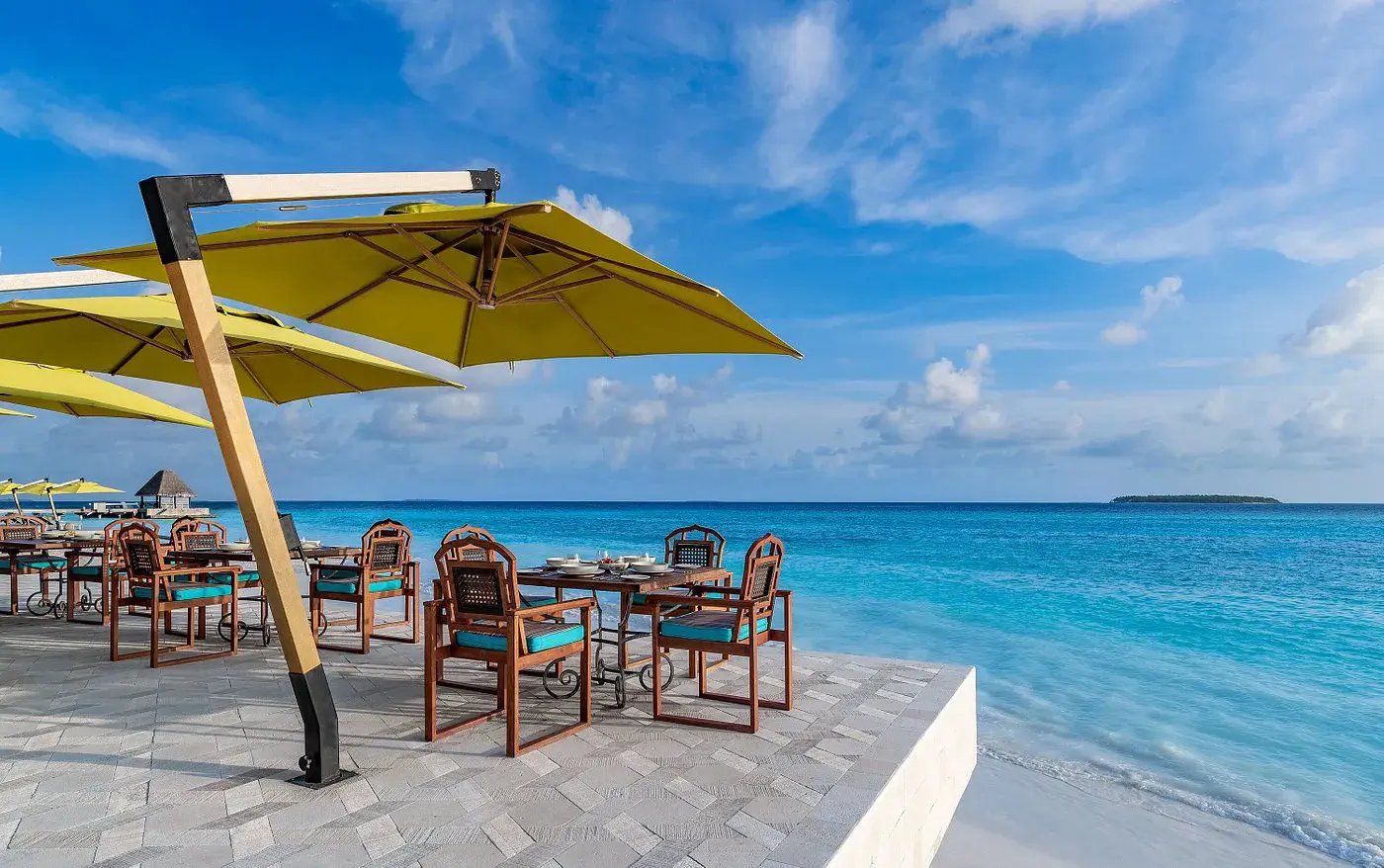anantara kihavah maldives luxus resort swimming pool familienfreundlich