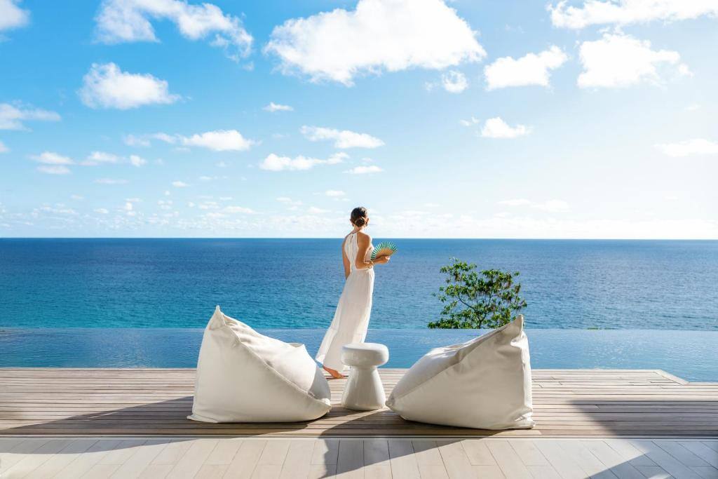 Frau auf Terrasse im Cheval Blanc Seychelles