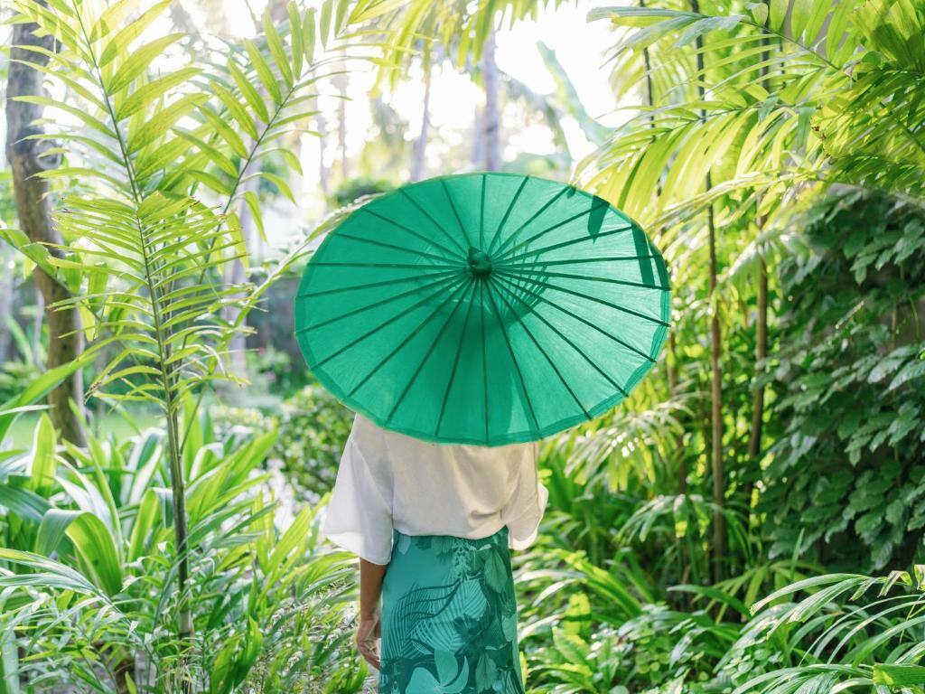 Frau mit Schirm im Cheval Blanc Seychelles