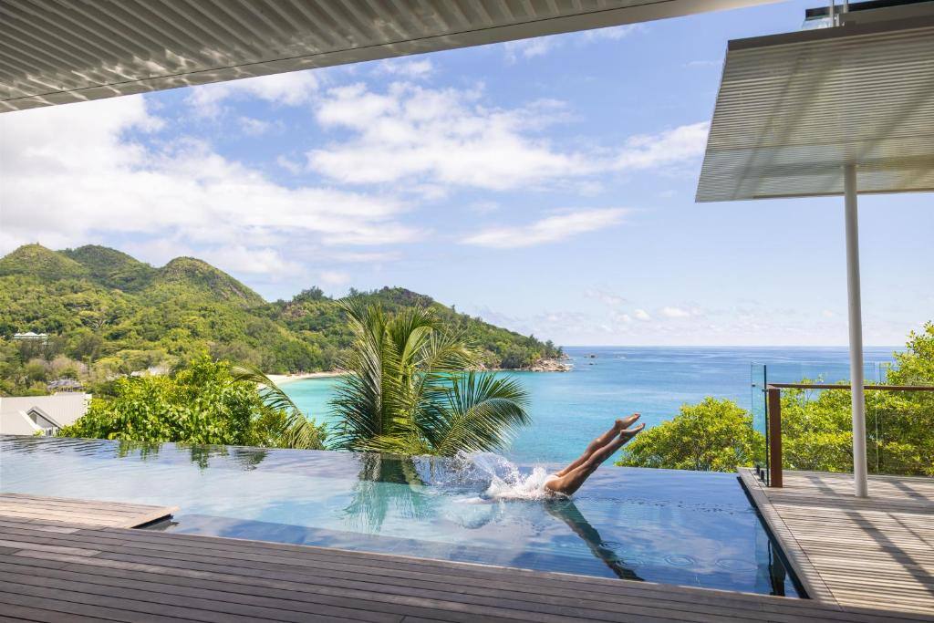 Sprung in den Pool der Privatvilla