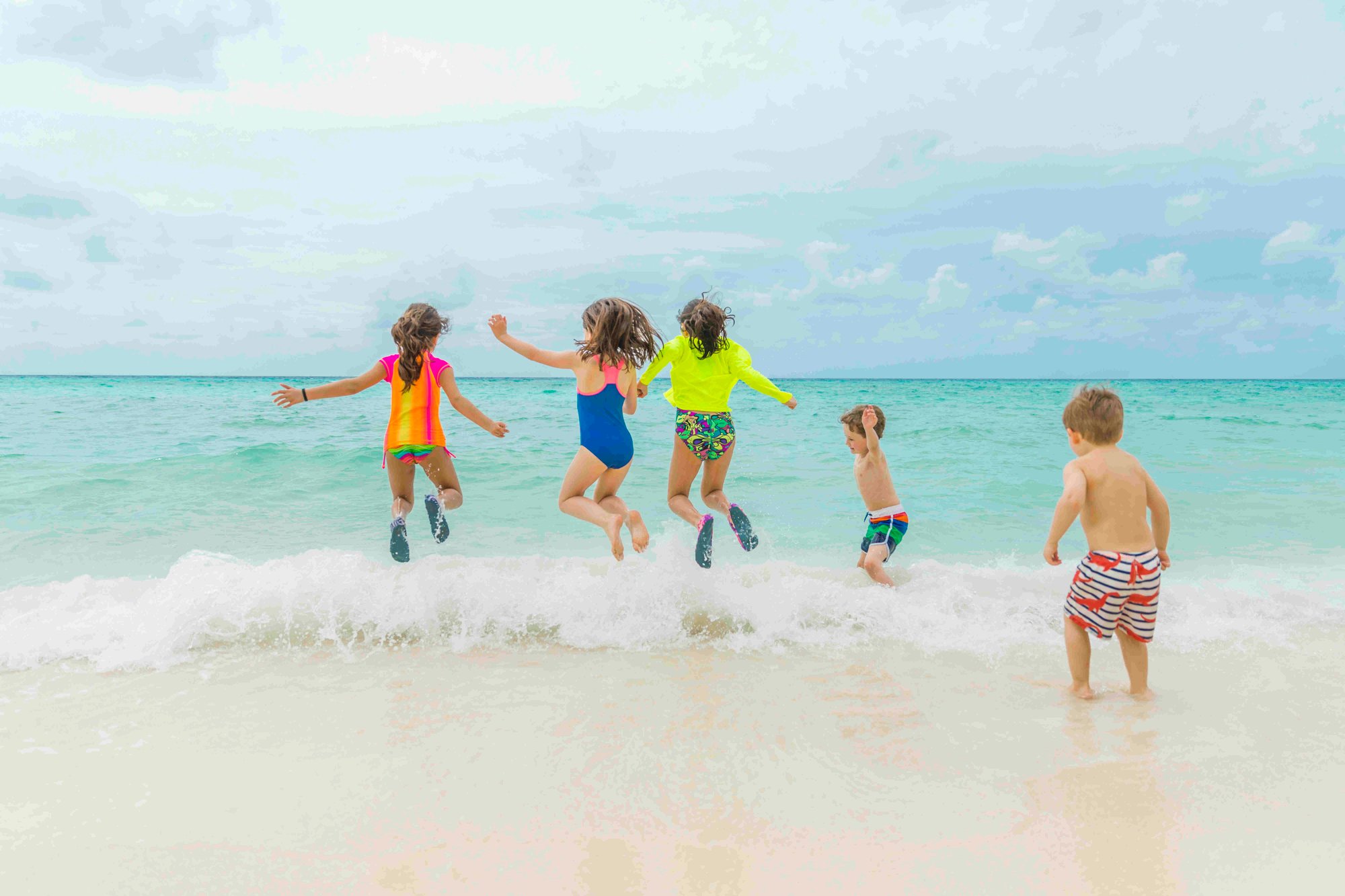 Kinder am Strand von Como Maalifushi