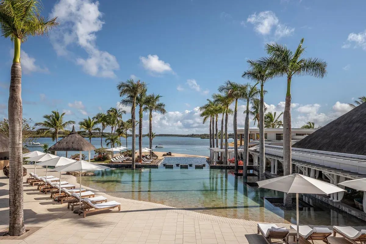 four-seasons-resort-anahita-mauritius-bambou-restaurant-pool-kinderfreundlich-exklusiv