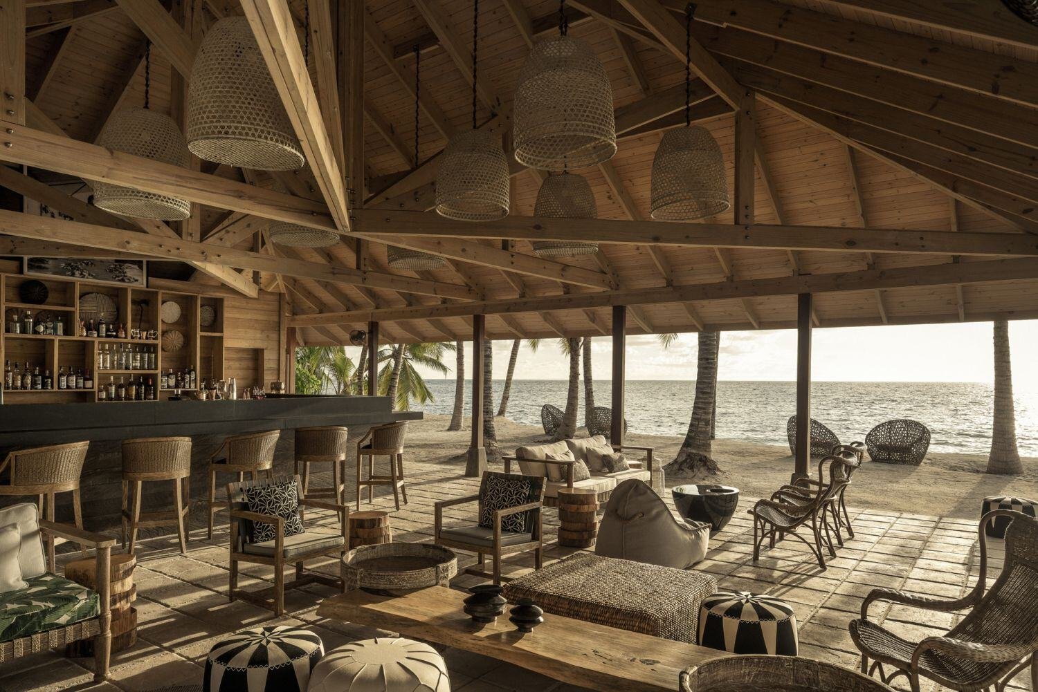 four seasons desroches bar beach