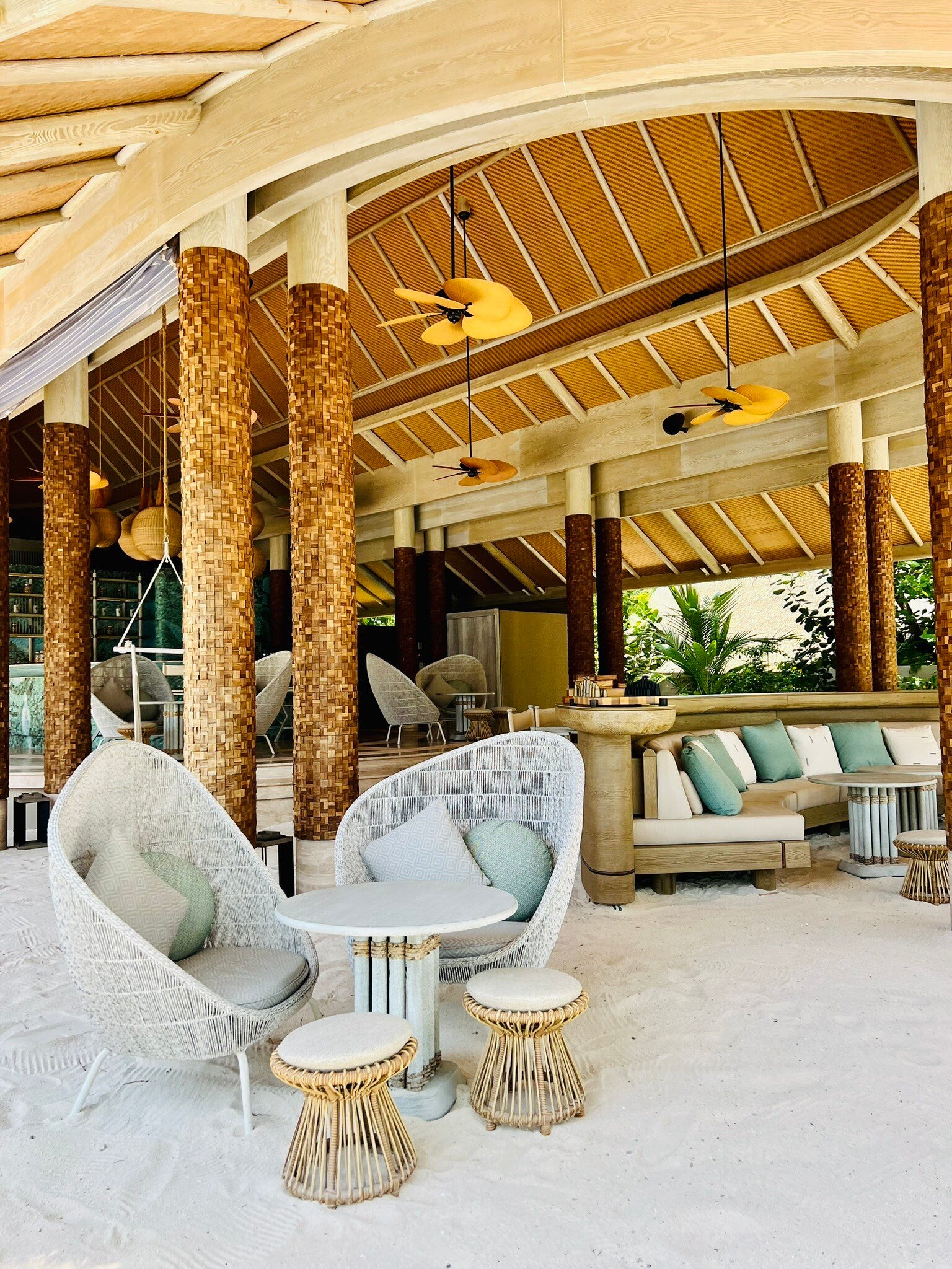 joali-being-Poolbar