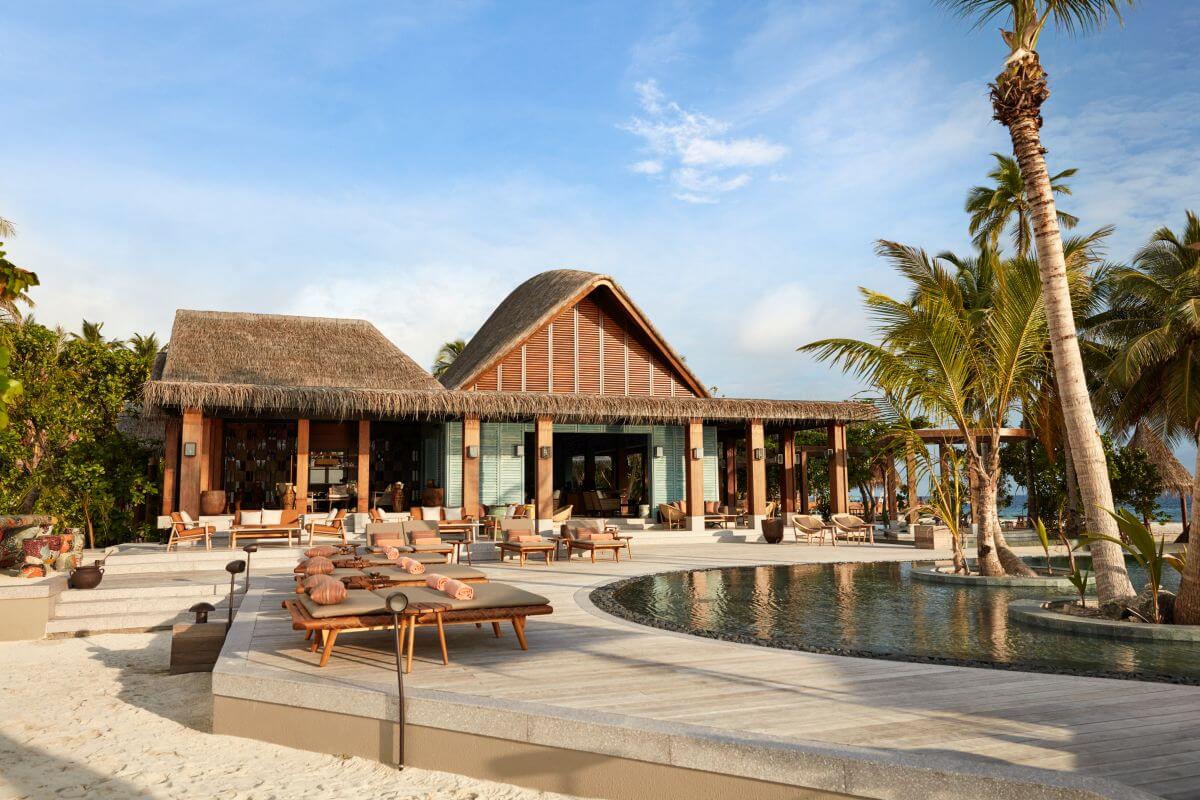 Restaurant, Bar und Poolbereich mit Liegen