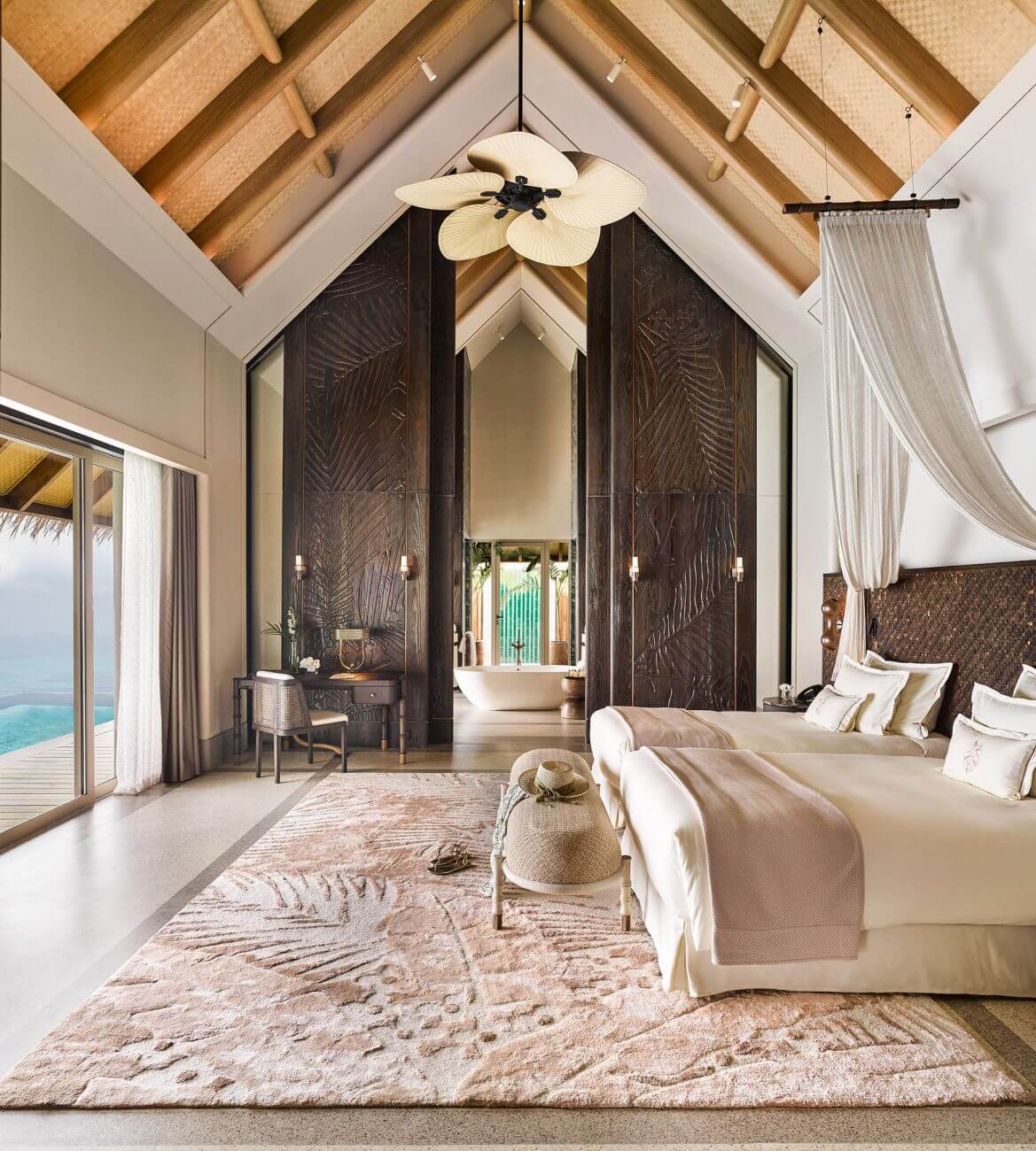 Masterbedroom der Sunset Luxury-Water-Villa mit Pool