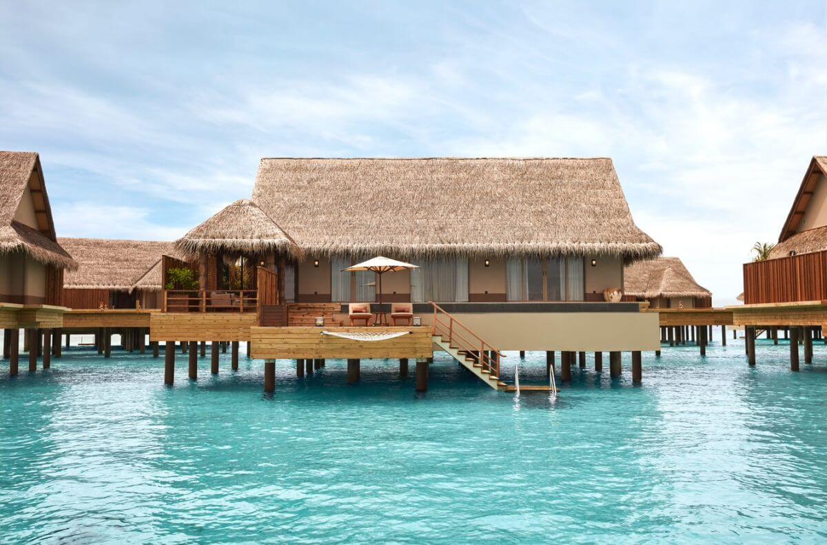 Water-Villa mit Pool vom Wasser aus zu sehen