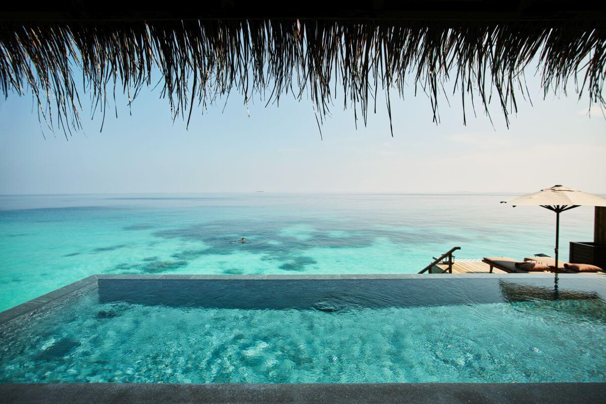 Aussicht der Water-Villa mit Pool auf das türkisfarbene Meer