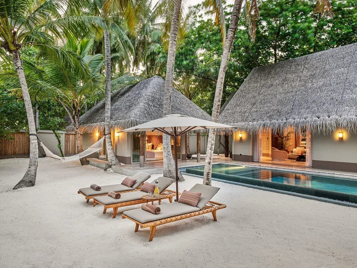 joali malediven beach villa pool sonnenliegen strand luxus urlaub kinderfreundlich
